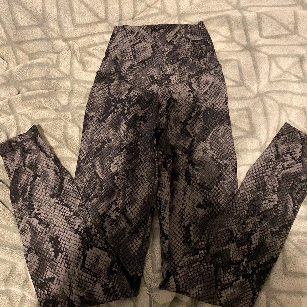 arie crossover leggings